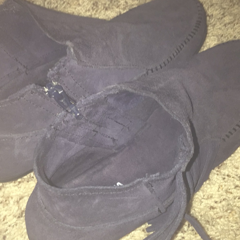 BARELY USED MINNETONKA SIZS 9 NAVY MOCCASINS